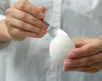 Descascar ovos cozidos ficou muito mais fácil: basta adicionar uma colher desse ingrediente à água fervente!