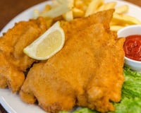 Chef experiente: "O peixe frito não é empanado com farinha de trigo; ele fica crocante usando farinha de grão-de-bico"