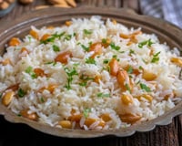 Arroz com amêndoas laminadas e temperos na travessa de metal