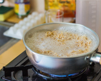 Por que o macarrão instantâneo cozinha tão rápido?
