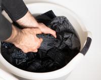 Esse truque da toalha velha tira todos os pelos das roupas sem máquina nem rolo