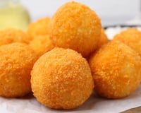 Você só precisa de batata e mais alguns ingredientes para fazer essa bolinha crocante e irresistível: o petisco perfeito para qualquer ocasião