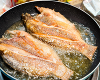 Não basta abrir as janelas: este truque simples elimina o cheiro de peixe da casa após a fritura, e o TudoGostoso explica como fazer