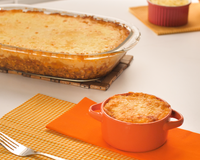 Escondidinho de frango em travessa com porção em pote pequeno