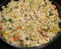 Salada de macarrão com peito de frango e molho de creme de leite