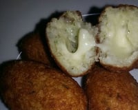 Bolinho de arroz recheado com queijo