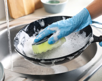 Pouca gente sabe, mas esse ingrediente simples deixa o fundo da panela brilhante em segundos