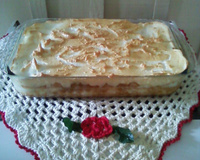 Chico balanceado na travessa com merengue