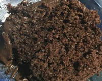Bolo de chocolate molhadinho e fofinho com calda de chocolate