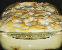 Chico balanceado com banana