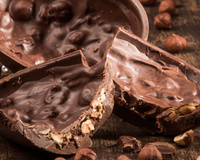 Ovo de páscoa decorado e recheado com nozes