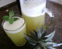 Suco de casca de abacaxi com hortelã