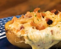 Muito mais recheada que a do shopping, essa batata com creme de queijo, calabresa e bacon do TudoGostoso é irresistível