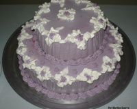 Bolo trufado com morangos com dois andares para festas