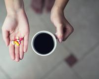 Veja 4 maneiras que a cafeína pode afetar seus medicamentos (segundo especialistas!) e descubra se você precisa passar longe do café