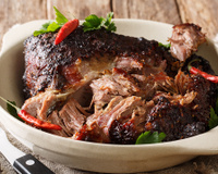 Queria ter aprendido essa receita antes: pernil suculento pronto em tempo recorde com molho de goiabada