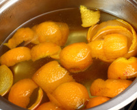 Ferver casca de laranja pode resolver um problema que você tem na cozinha