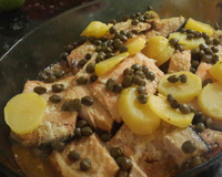 Salmão ao forno com molho de manteiga com alcaparras