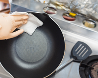 Invista nestes produtos para arear suas panelas e deixe-as tão brilhantes quanto um espelho