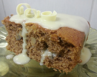 Bolo de canela com cobertura de chocolate branco