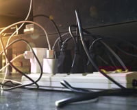 Em hipótese alguma ligue esses aparelhos numa régua de tomadas: isso pode colocar sua vida em risco