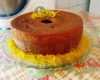 Pão-de-ló de fubá com calda de laranja