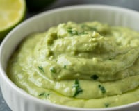 Leve, cremoso e nutritivo: o molho de abacate que faz qualquer salada ficar ainda mais irresistível