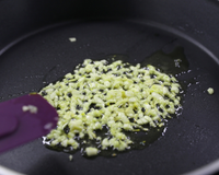Chega de alho queimado: 5 dicas de chef para dourar o ingrediente do jeito certo e sem amargar