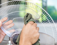 Com quantos anos você descobriu que é assim que se limpa ventilador de teto sem espalhar poeira pela casa?