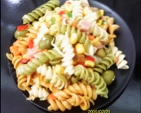 Salada de macarrão parafuso colorido