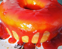 Bolo de fubá cozido com calda de goiabada