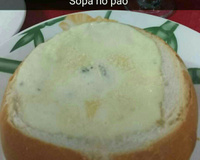 Sopa creme de queijos no pão italiano