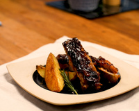 Costelinha de porco com batatas rústicas