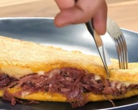 Tem cuscuz e tapioca em casa? TudoGostoso mostra como unir os dois em um lanche recheado
