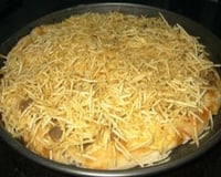 Pizza de estrogonofe de carne com batata palha