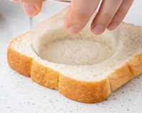 Basta pressionar o centro do pão com uma xícara… Por que eu não sabia que era tão fácil?