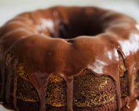 Fiz a receita que está bombando de bolo de chocolate com flocão para ver se é gostosa mesmo e me surpreendi: é tão cremoso e molhadinho que nem parece uma receita sem glúten e sem lactose