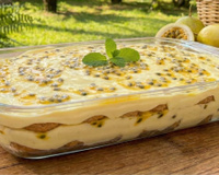 Pavê de maracujá fácil em travessa com sementes da fruta