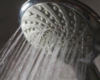 Nem bicarbonato de sódio nem vinagre: a maneira ideal de remover o calcário concentrado no chuveiro e evitar a redução da pressão da água