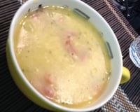 Sopa cremosa de mandioca com calabresa