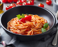 Macarrão ao sugo e manjericão