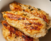 O erro do frango grelhado: por que temperar com suco de limão antes de ir para a frigideira deixa a carne dura e seca