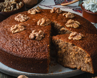 Bolo de nozes sem farinha e sem açúcar, rico em proteínas e superfofo para um lanche da tarde: como fazer em minutos
