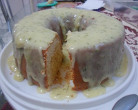 Bolo de laranja com cobertura de laranja.