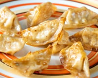Comida asiática em casa de um jeito muito prático: aprenda como fazer guioza com massa de pastel, a entradinha deliciosa que sempre bomba nas redes sociais!