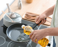 Como reaproveitar óleo: truque surpreendente usando apenas um ingrediente promete limpar óleo sujo