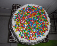 Bolo alegre de aniversário