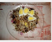 Arroz com lentilhas, frango e passas