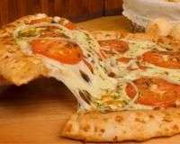 Parece de pizzaria, mas faço em casa: pizza com borda de pão de queijo muito recheada e fácil