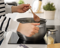 Colher de silicone ou de pau? Saiba qual é a melhor opção do acessório para sua cozinha